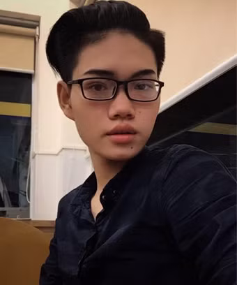 Lê Thành Đạt (Phương Nghi, 18 tuổi, sinh sống ở TP HCM), là một người chuyển giới từ nam sang nữ. Để có thể sống đúng với thân hình của phụ nữ, chàng trai chuyển giới này đã phải phẫu thuật thẩm mỹ, nâng ngực, đều đặn đi tiêm hoóc môn 2 tuần một lần.