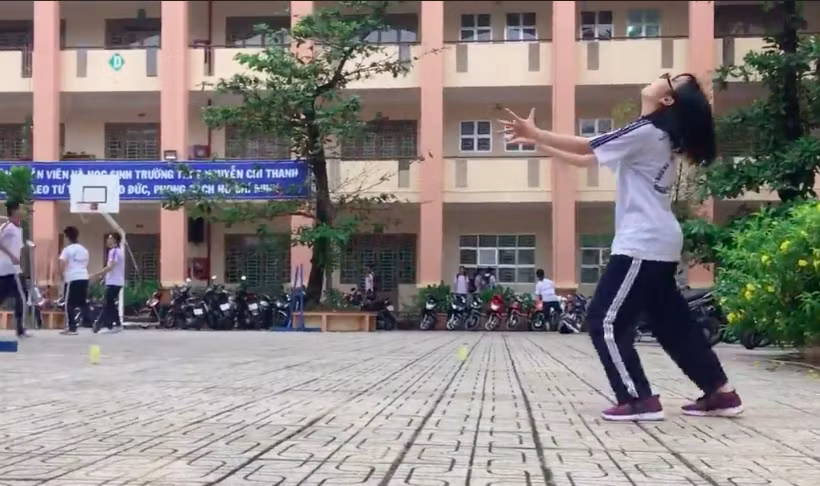 Mới đây, đoạn clip ghi lại "hành trình đến vinh quang" của một nữ sinh trong giờ thi thể dục đã nhận được sự chú ý của cộng đồng mạng, bởi nhiều cô bạn lại thấy hình ảnh của mình trong đó khi phải vô cùng chật vật với môn học tưởng như là dễ ăn này.