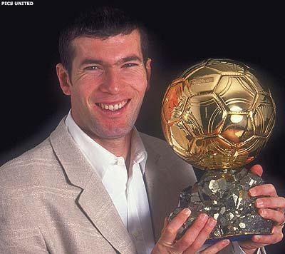 Năm 1998, Zidane đã có một mùa giải vô cùng thành công trong màu áo ĐT Pháp và CLB Juventus và cũng chính nhờ chiến tích đó, cầu thủ người Pháp được vinh danh tại danh hiệu Quả bóng vàng thế giới. Ít lâu sau, cầu thủ này đã gia nhập mái nhà Bernabeu của CLB Real Madrid. Ảnh: Francefootball.