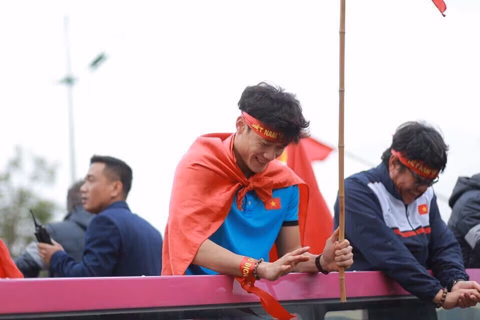 Thủ thành Tiến Dũng là người xuất hiện nhiều nhất trên mạng xã hội khi fan liên tục chia sẻ hình ảnh cùng chàng cầu thủ gốc Thanh Hoá này.