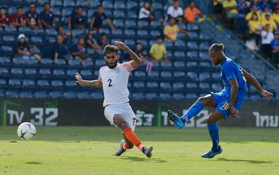 Trước khi tới cho Cadiff, Bacuna có nhiều năm chinh chiến tại các CLB tại Anh như Aston Villa, Reading.