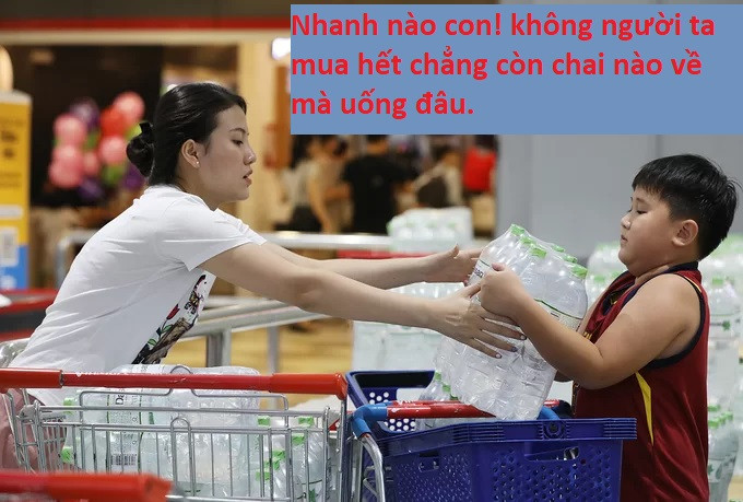 Phải tranh thủ mua nước đóng ngay không họ mua hết lấy gì mà dùng.