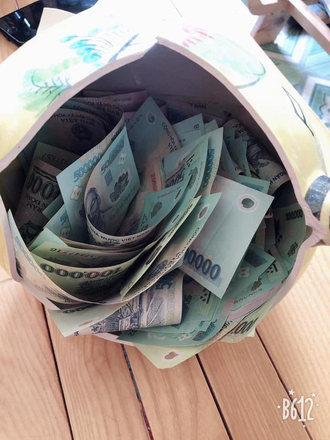 "Nhớ ngày xưa, mình cũng chuyên rút lõi lợn tiết kiệm để lấy tiền ăn kem. Nhưng mình không gây thương tích mà chỉ dùng nhíp gắp từng đồng ra một". Nickname Leng Keng chia sẻ.