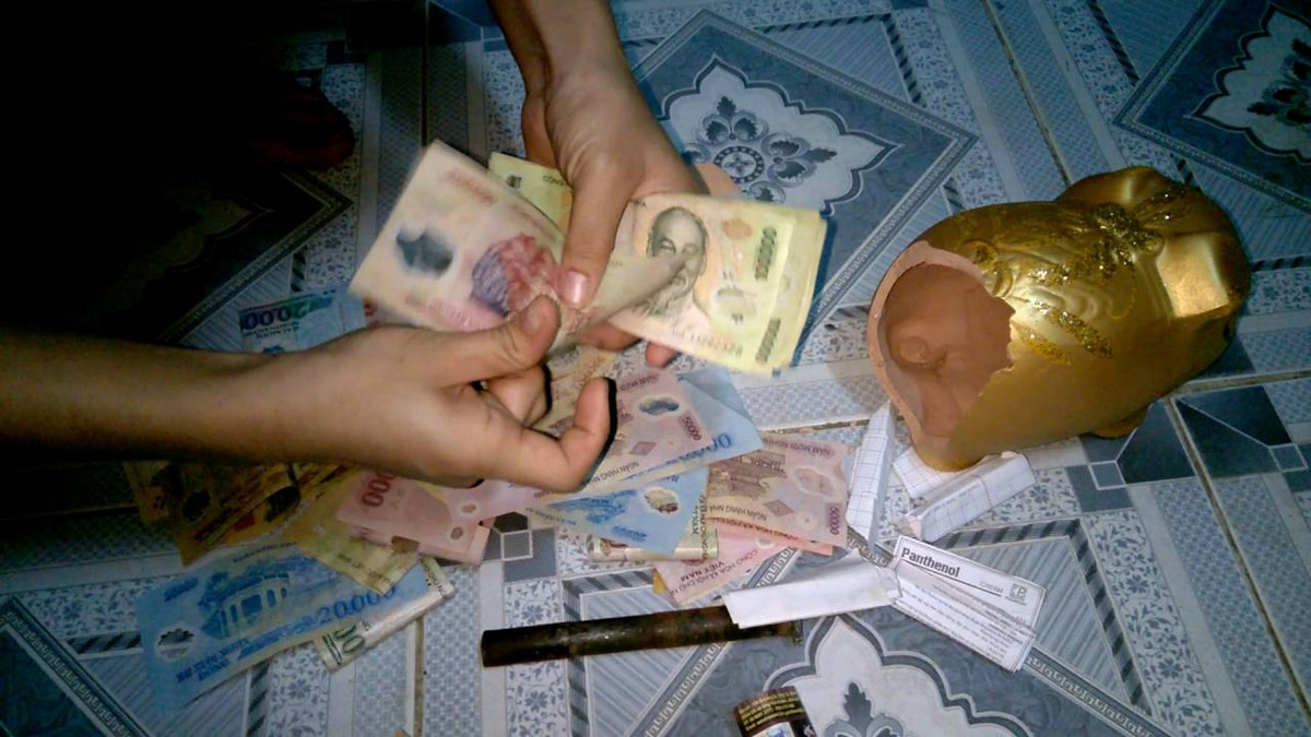 Những lần đập lợn tiết kiệm luôn mang đến cảm giác hồi hộp cho chủ nhân vì không ít mình tiết kiệm được ít hay nhiều.