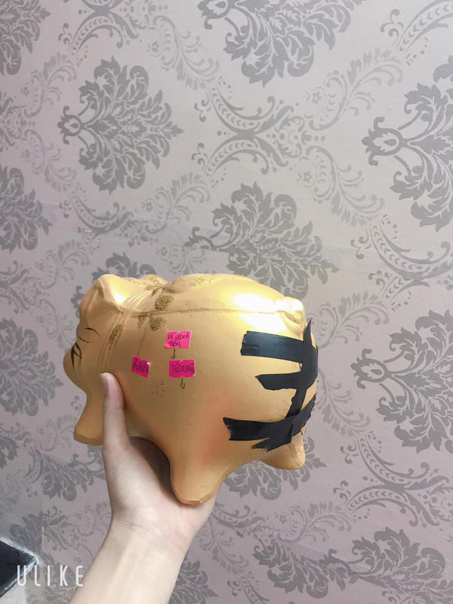 Nickname H.H chia sẻ: "Đúng là bần cùng sinh đạo tặc mà. Thật đáng thương, lần sau thử khoét lỗ dưới chân nó rồi rút tiền dần dần cho đỡ xót ruột xem sao".