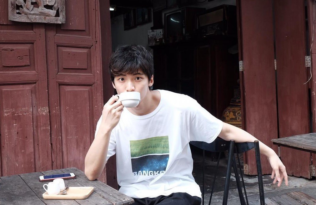 Nhờ dung nhan ưa nhìn, chiều cao 1m80, Ponlawit từng tham gia diễn xuất trong một số bộ phim ngắn về đề tài học đường và các clip khoe khả năng chơi đàn đốn tim dân mạng.