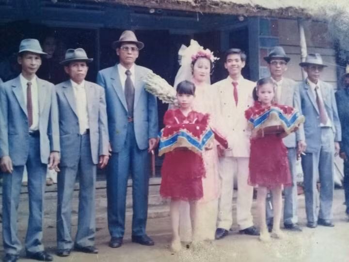 Theo chia sẻ của bác Hà Phạm: "Đám cưới ngày xưa làm gì có các loại phấn trang điểm chuyên dụng và đẹp như ngày nay. Ngày xưa thì chỉ có phấn bông lúa hay con én là sang lắm rồi. Bôi chút thôi mà nhìn như ma, trắng bệch nhưng ngày cưới thì cũng phải lung linh chút chứ".