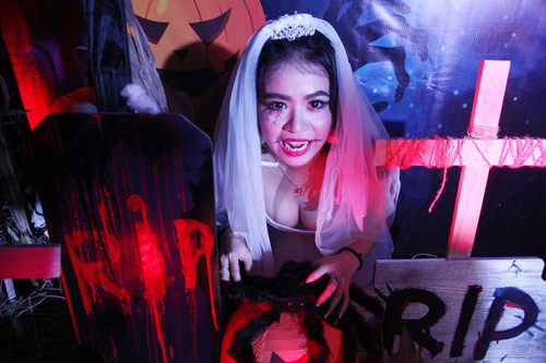 Trước đó cũng rất nhiều cô gái trẻ đã vào vai cô dâu ma nhưng chỉ là ở những sự kiện hóa trang như Halloween chứ chưa dũng cảm để đưa vào đêm tân hôn của mình.