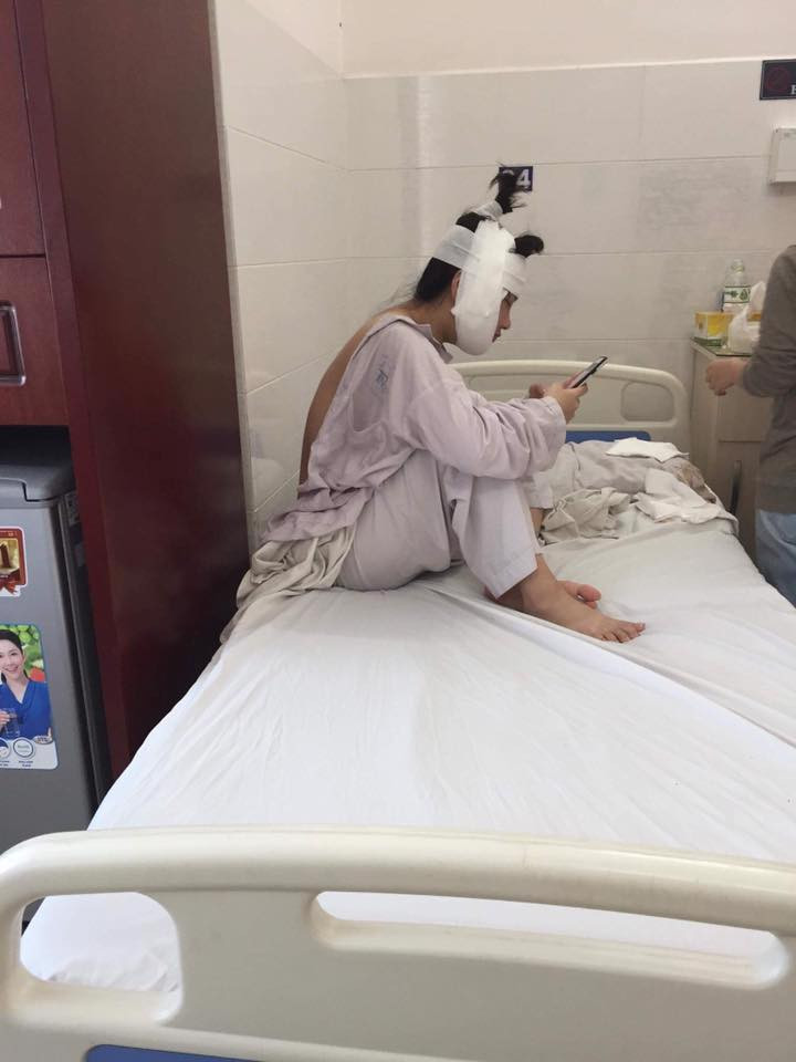 Những bức ảnh băng bó chằng chịt khuôn mặt của Kiều Anh được dân mạng truyền tay nhau rất nhanh và có vô vàn những câu chuyện được cộng đồng mạng bàn tán xung quanh lần dao kéo này của nữ streamer thị phi này.