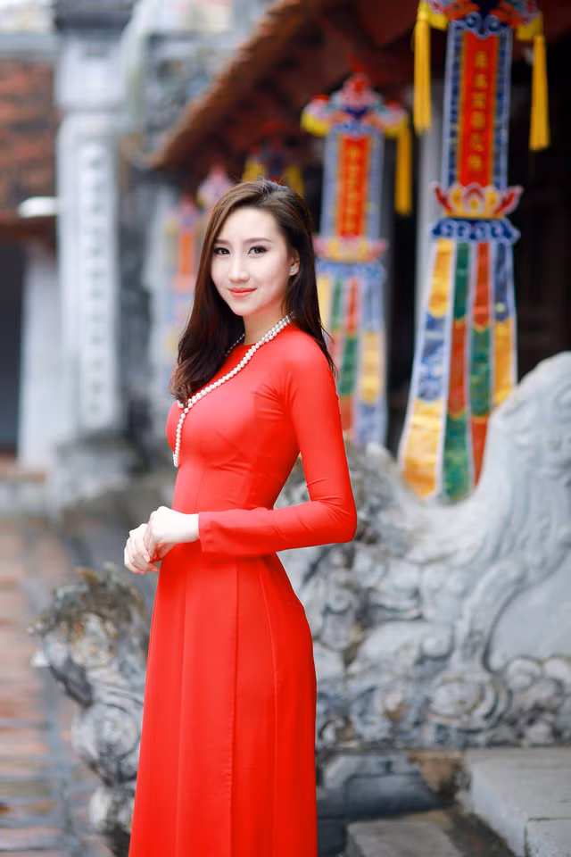 Alisa Sivilay có bố mẹ đều là người Việt, thế nhưng cô lại được sinh ra tại Lào. Chính vì vậy trong cô luôn cháy bỏng quyết tâm trở về Việt Nam để theo học đại học.