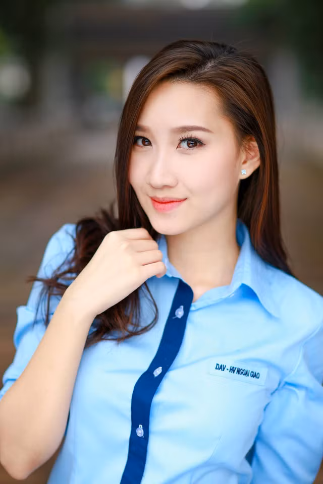 Mới đây, thông qua cuộc thi Hoa khôi Ngoại giao, cư dân mạng đang rất quan tâm tới nữ sinh người Lào gốc Việt có tên Alisa Sivilay. Cô nàng này không chỉ được chú ý bằng nhan sắc mà còn bằng câu chuyện về quê cha, đất tổ để học.