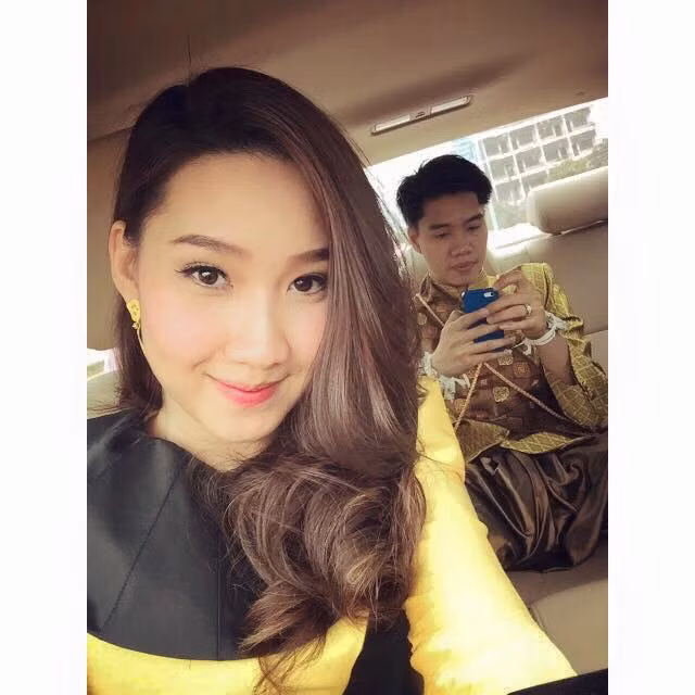 Sở hữu vẻ xinh đẹp trinh trong, Alisa Sivilay khiến nhiều nam sinh cũng như cánh mày râu phải dừng lại ngắm nhìn mỗi khi cô xuất hiện.