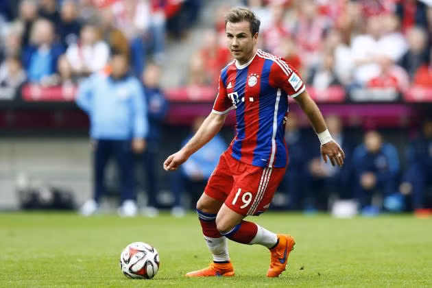 Để tiếp tục phát triển tương lai của mình, tiền vệ sinh năm 1992 cần ra đi để tìm được chỗ đứng vững chắc trong đội hình của một CLB khác. Rất nhiều CLB đã đưa ra lời mời hậu hĩnh với Goetze trong đó có cả ông thầy cũ là Jurgen Kloop đã đặt ngôi sao đầy tài năng này vào tầm ngắm để đưa anh về Anfield.