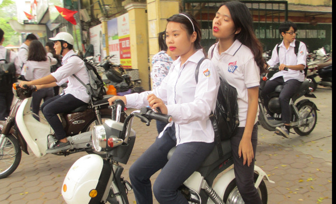 Những hành động coi thường luật an toàn giao thông trên của các học sinh là điều khá ái ngại. Cũng từ đó rất nhiều vụ tai nạn giao thông nghiêm trọng đã xảy ra nhưng dường như chưa đủ để cảnh tỉnh ý thức của các bạn trẻ còn ngồi trên ghế nhà trường.