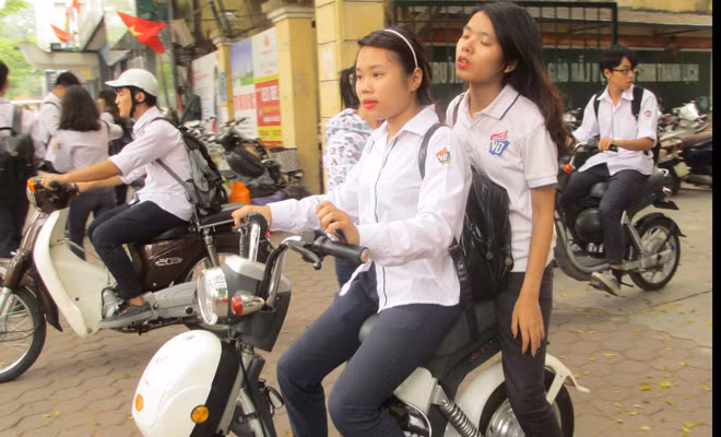 Những hành động coi thường luật an toàn giao thông trên của các học sinh là điều khá ái ngại. Cũng từ đó rất nhiều vụ tai nạn giao thông nghiêm trọng đã xảy ra nhưng dường như chưa đủ để cảnh tỉnh ý thức của các bạn trẻ còn ngồi trên ghế nhà trường.