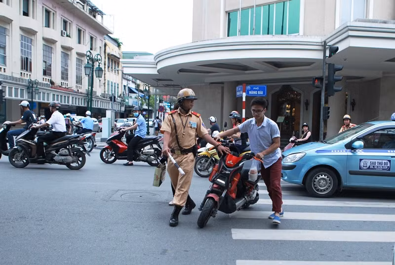 Còn nickname Linh An thì chia sẻ rằng: "Việc các em học sinh điều khiển xe đạp điện, xe máy điện tạt đầu các phương tiện giao thông khác là điều bình thường. Các em còn không làm chủ được tốc độ lao thẳng vào đít xe ô tô nhưng mặt vẫn tỏ ra bình thản. Dựng xe lên và đi tiếp như chẳng hề sai trái gì".