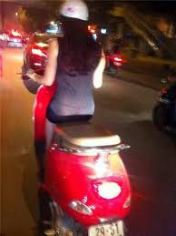 Mặc như không mặc là hình ảnh không khó để tìm thấy mỗi khi nhiều người đi ngoài đường.