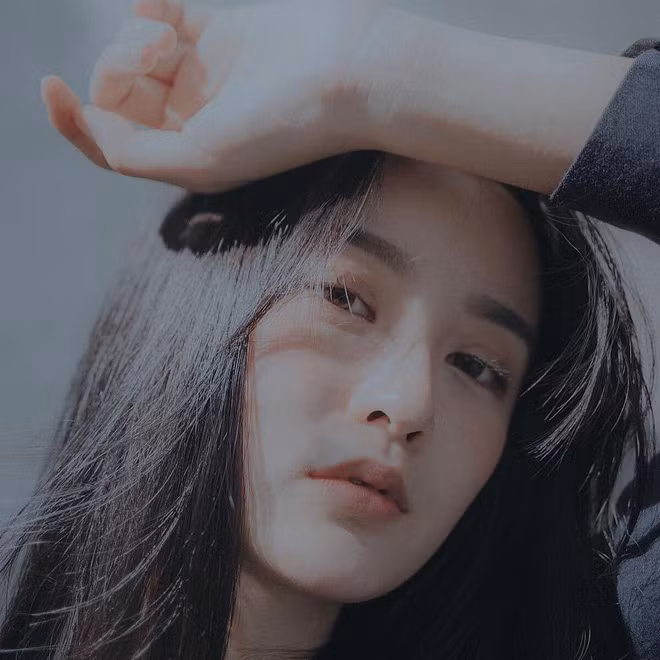 Đặc biệt, nhiều anh em sẽ phải chết đứng với 2 má lúm đồng tiền khi người đẹp Hong Kong này nở nụ cười.