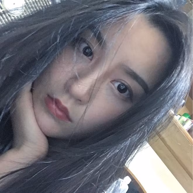 Có thể nói, nhìn mọi góc độ, Mellisa lúc nào cũng xinh xắn cho dù là lúc cười hay bày tỏ khuôn mặt lạnh lùng.