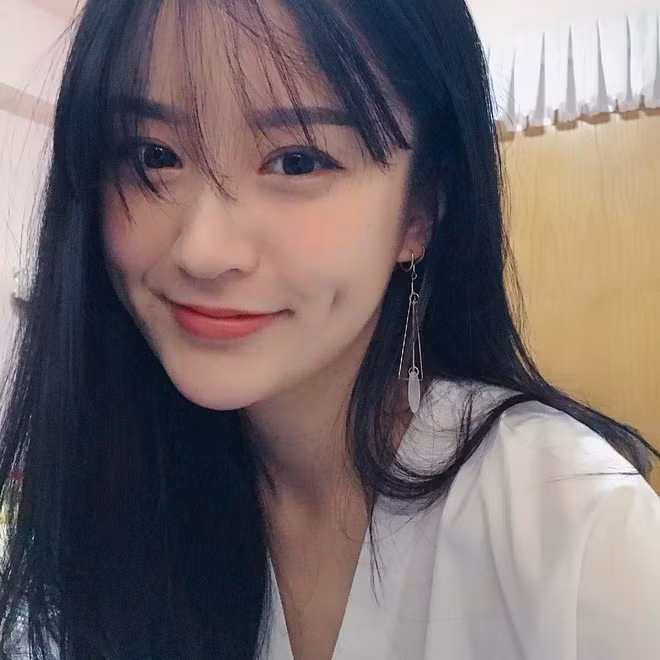 Đôi má lúm đồng tiền xinh xắn giúp cô bạn người Hong Kong này chỉ cần nở nụ cười thôi là phải "đứng hình".