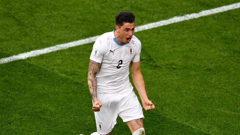 Uruguay đang sạch lưới nhờ công rất lớn của Jose Gimenez. Không chỉ phòng ngự hay mà trung vệ này còn chính là người đã cứu Uruguay khỏi trận hòa tẻ nhạt trước Ai Cập ngày ra quân tại World Cup bằng pha đánh đầu cháy lưới thủ thành Mohamed El-Shenawy.