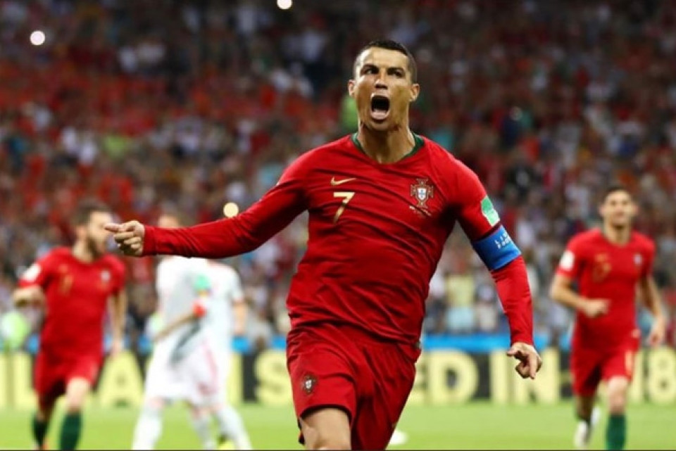 Ronaldo đang chứng tỏ anh không thể ngăn cản. Cú hat-trick vào lưới Tây Ban Nha nói lên đẳng cấp và sự thăng hoa của CR7.
