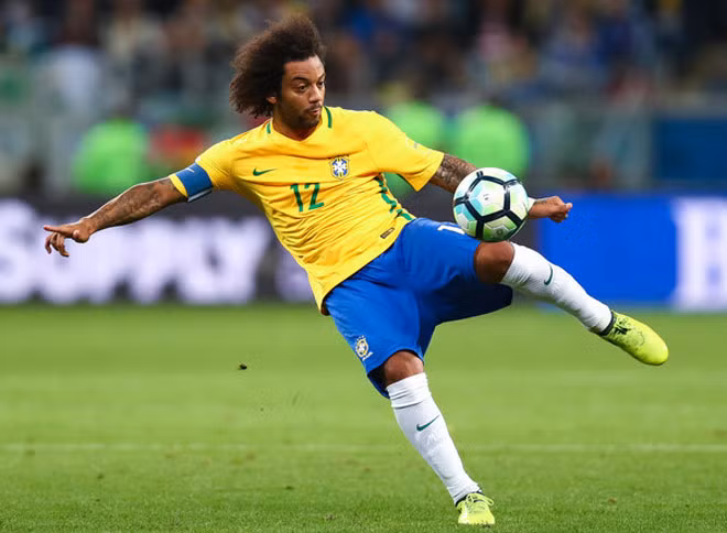 Siêu hậu vệ trái Marcelo đã thi đấu rất ổn định trong màu áo Brazil tại vòng bảng World Cup 2018 với 2 lần tắc bóng/trận, 2 lần rê bóng/trận, chuyền chìa khóa 2,5 lần/trận, chuyền chính xác 86,2%. Trước Costa Rica, ngôi sao đang khoác áo Real còn là người chạm bóng nhiều nhất trên sân.