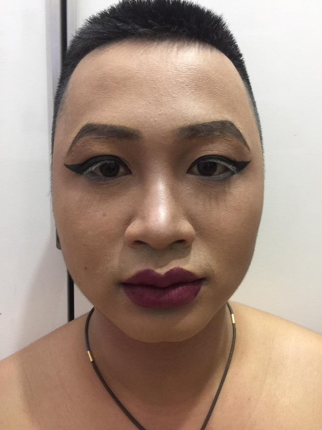 Màn biến hóa xuất sắc này đã nhận về sự kinh ngạc của cư dân mạng và cả sự thất vọng của cánh mày râu. . Họ đang lo sợ rằng, tới một ngày họ sẽ gặp một cô gái gợi cảm như thế này ngoài đường mà không hề biết rằng cô ấy thực chất là đàn ông.