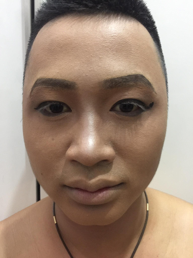 Nhờ khả năng trang điểm mới học được của mình, anh chàng này đã dần dần lột xác, trở thành một cô gái có khuôn mặt siêu gợi cảm.