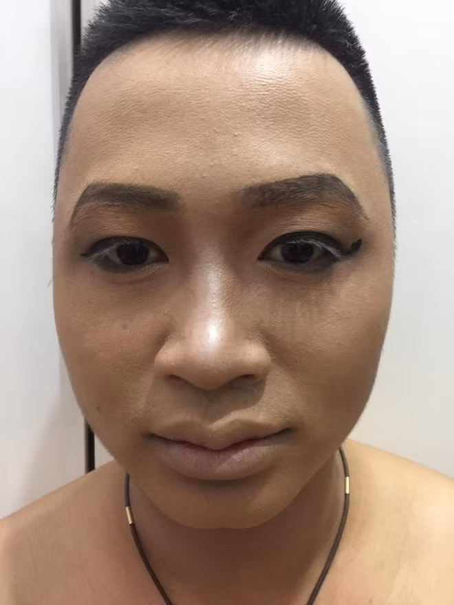 Nhờ khả năng trang điểm mới học được của mình, anh chàng này đã dần dần lột xác, trở thành một cô gái có khuôn mặt siêu gợi cảm.