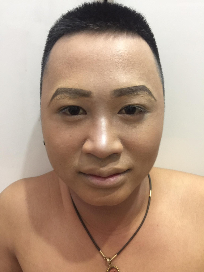 Trong ảnh là một chàng trai "vai u thịt bắp", da ngăm đen, đôi môi dày đã tự chụp ảnh mình từng bước trang điểm để biến hóa thành cô gái xinh đẹp.