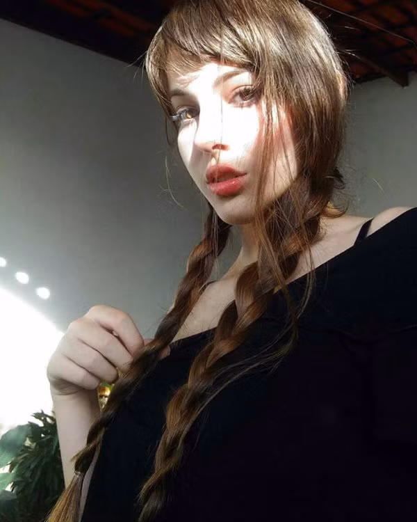 Cũng theo chia sẻ trên trang cá nhân của mình, để có được thân hình đẹp gợi cảm như vậy Jhulia Pimentel rất chăm chỉ tập thể hình, đặc biệt là môn boxing.