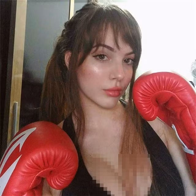 Theo dõi trang cá nhân của Jhulia Pimentel, nhiều người dễ dàng nhận thấy rằng cô nàng 10X này đang chạy theo hình tượng quyến rũ và khoe trọn vẻ đẹp cơ thể của mình.