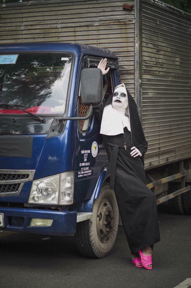 Trong bộ ảnh Valak đến Việt Nam, nhân vật này đã tái diễn xuất hiện trong khá nhiều những khung cảnh quen thuộc. Từ nhà bếp đến đường phố, "ma-sơ" kinh dị này đưa cho người xem cảm giác thân thuộc và hào hứng.