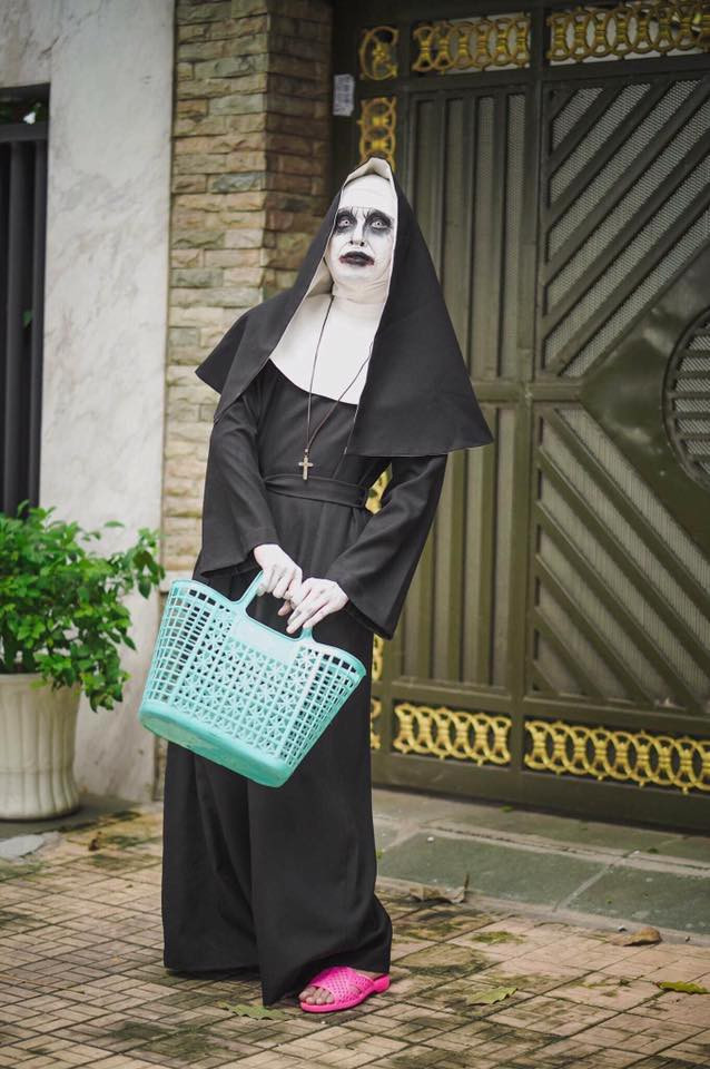 Trong bộ quần áo "ma-sơ" Valak đã nhập gia tùy tục bằng đôi dép tổ ong mang đúng thương hiệu Việt Nam.