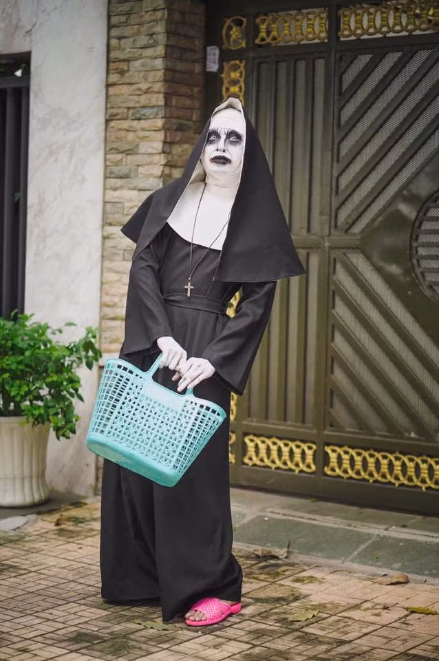 Trong bộ quần áo "ma-sơ" Valak đã nhập gia tùy tục bằng đôi dép tổ ong mang đúng thương hiệu Việt Nam.