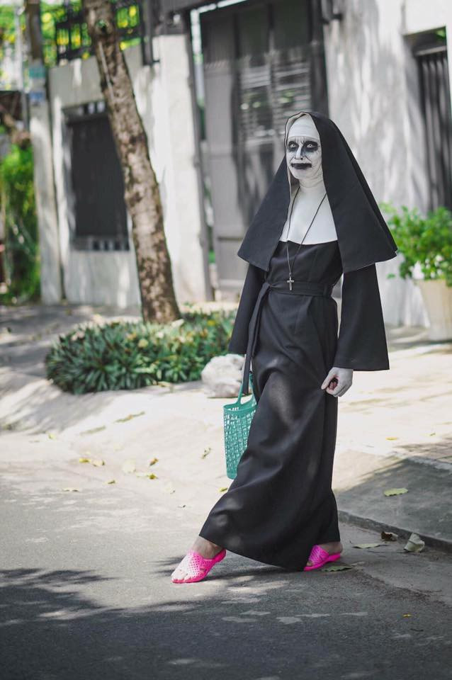 Nhón chân điệu đà nhân vật Valak sà qua đường bộ.