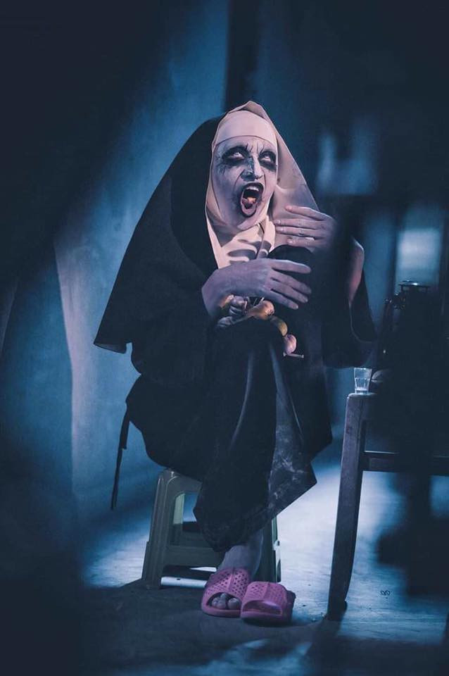 Đi dép tổ ong, ngồi ghế nhựa chém gió và bàn luận Valak đã hòa nhập thành công với cuộc sống Việt Nam.