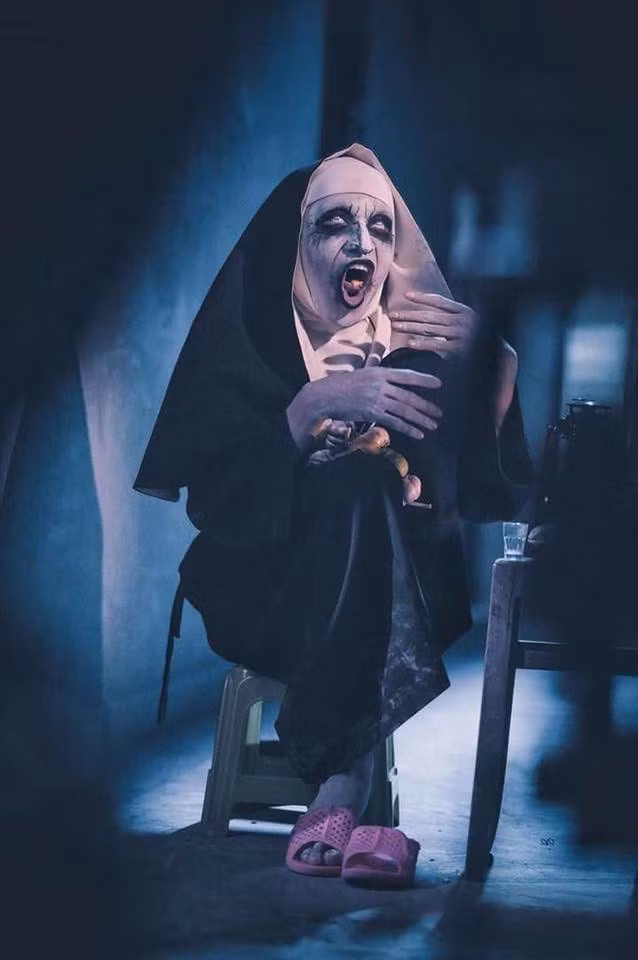 Đi dép tổ ong, ngồi ghế nhựa chém gió và bàn luận Valak đã hòa nhập thành công với cuộc sống Việt Nam.