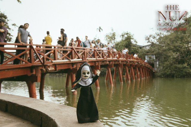 Búp bê Valak đã xuất hiện ở rất nhiều địa điểm đặc biệt ở Hà Nội như hồ Gươm, nhà hát lớn hay cầu Thê Húc.