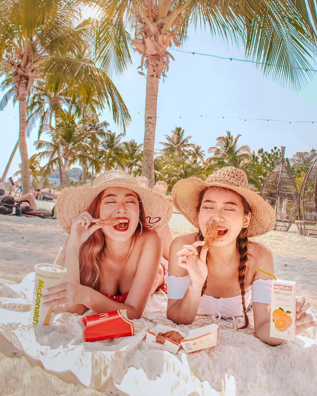 Hai cô gái Singapore có tên thật là Cloe Mak và Eileen Mak. Họ nổi tiếng khắp thế giới vì vì vẻ ngoài xinh đẹp cùng gu thời trang sành điệu, phong cách.