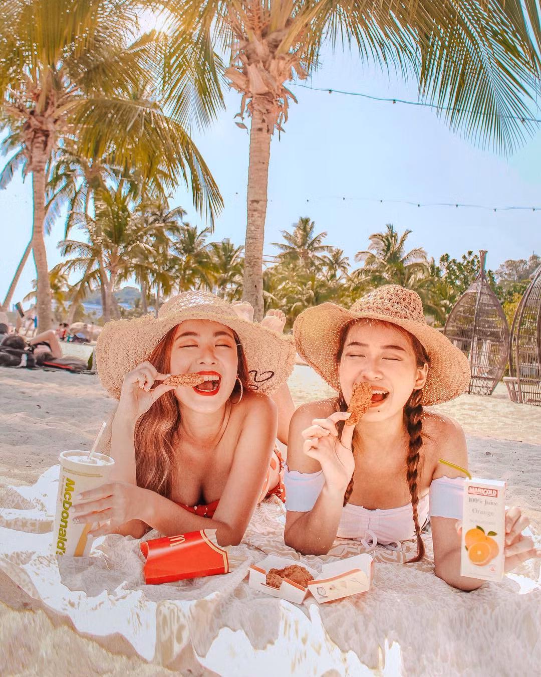 Hai cô gái Singapore có tên thật là Cloe Mak và Eileen Mak. Họ nổi tiếng khắp thế giới vì vì vẻ ngoài xinh đẹp cùng gu thời trang sành điệu, phong cách.