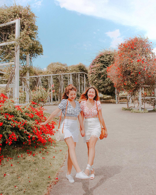 Chỉ cần phối những set đồ đơn giản nhưng lại có thêm phần nhan sắc nên cặp chị em Singapore không quá khó để nổi tiếng.