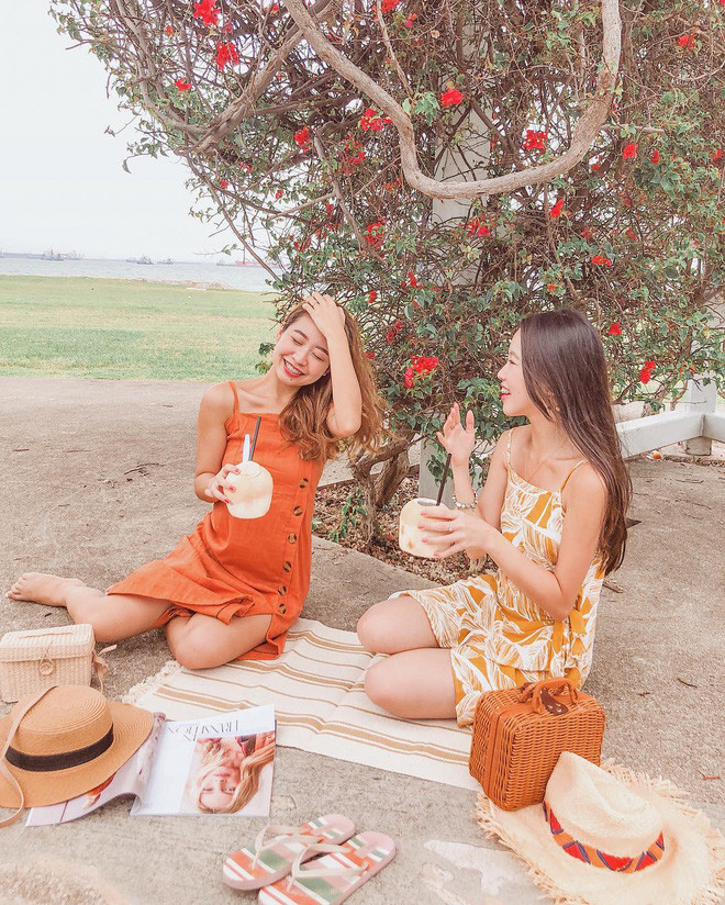 Trong những tấm hình chụp chung, Cloe Mak và Eileen Mak thường "làm khó" người xem vì không biết nên ngắm cô chị hay nhìn cô em.