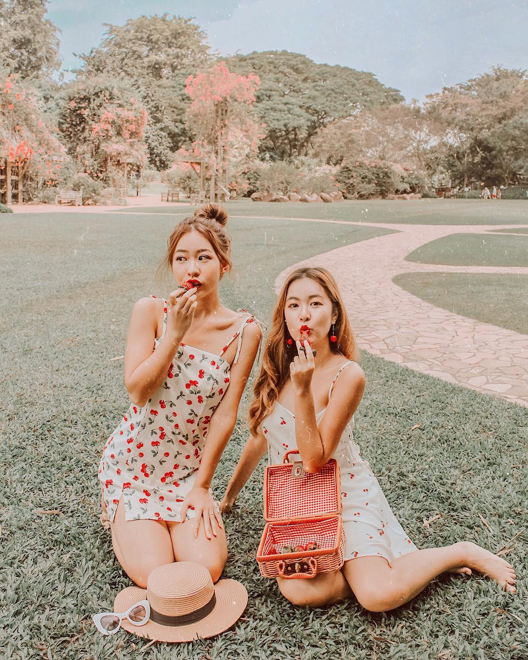 Sự nổi tiếng trên Instagram giúp Cloe Mak và Eileen Mak có tiền để đi đến nhiều nơi trên thế giới và cũng từ đây họ khiến dân mạng phải ghen tị khi ngắm nhìn những bức ảnh thả dáng của mình.