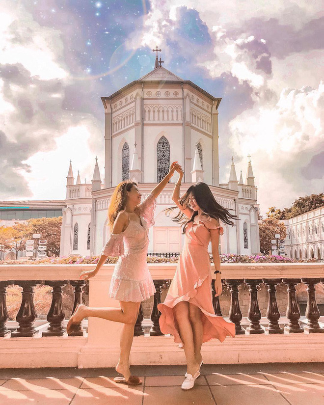 Những bức hình của cặp chị em này đẹp đến mê hồn khiến ai này phải hết lời tán thưởng.