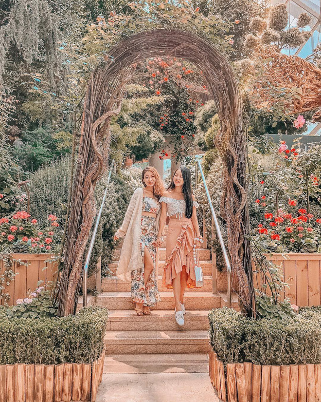 Cả hai thường cùng nhau đi du lịch khắp nơi cũng như cùng nhau trải nghiệm nhiều điều thú vị. Đúng là "chị em nhà người ta" trong truyền thuyết xuất hiện trở lại.