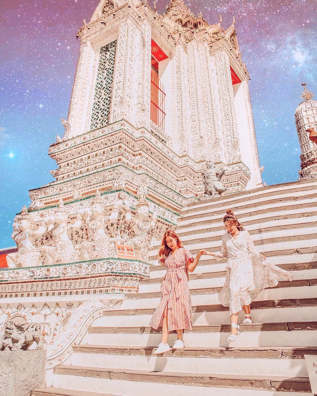 Nếu theo dõi phong cách thời trang của Cloe Mak và Eileen Mak thì nhiều người nhận ra rằng cặp đôi người Singapore này đều rất thích những bộ cánh màu sắc, đơn giản và thoải mái, trẻ trung