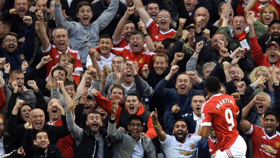 Với hàng trăm triệu người yêu thích trên thế giới, MU trở thành CLB thành công nhất kỷ nguyên bóng đá hiện đại. Đi kèm với việc thi đấu, SVĐ Old Trafford của họ cũng trở thành địa điểm du lịch mà nhiều du khách tới tham quan. Hàng năm "Nhà hát của những giấc mơ" mang về cho MU hơn 100 triệu Euro.