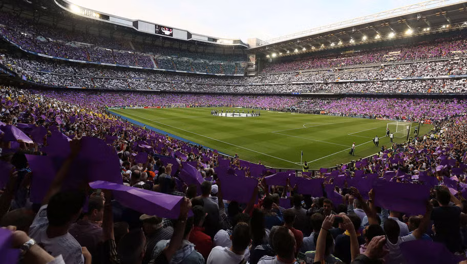 Chịu khó mua sắm các cầu thủ Real Madrid trở thành một trong những CLB sở hữu nhiều ngôi sao bậc nhất thế giới. Cũng chính vì vậy, sân nhà Bernabeu của họ luôn đầy ắp khán giả mỗi khi đội nhà thi đấu.